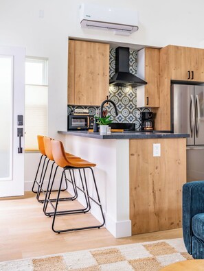 Fridge, microwave, oven, stovetop - Swanky Studio in Vibrant Hillcrest (San Diego)