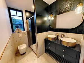 Dusche, Haartrockner, Handtücher, Seife