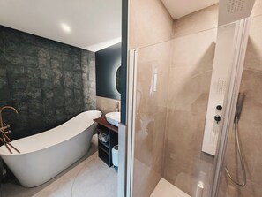 Douche, séchoir à cheveux, serviettes fournies, savon