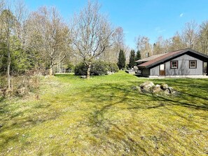 House | Exterior - Charming Lakeside Cottage Getaway (Orkelljunga)