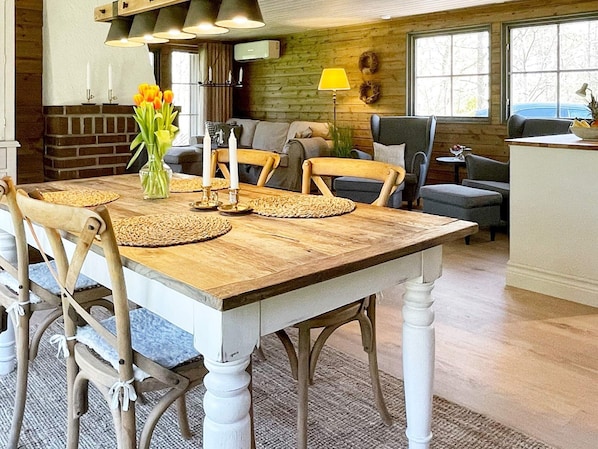 House | Dining - Charming Lakeside Cottage Getaway (Orkelljunga)