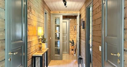 Charming Lakeside Cottage Getaway