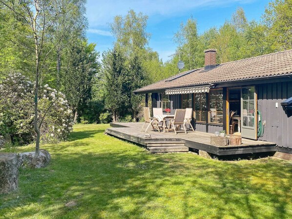 House | Terrace/patio - Charming Lakeside Cottage Getaway (Orkelljunga)