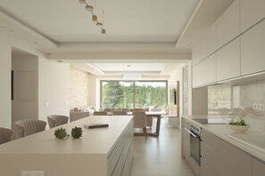 Kylskåp, mikrovågsugn, ugn och spishäll