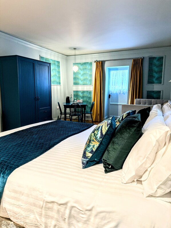 11 bedrooms, desk, iron/ironing board, travel cot
