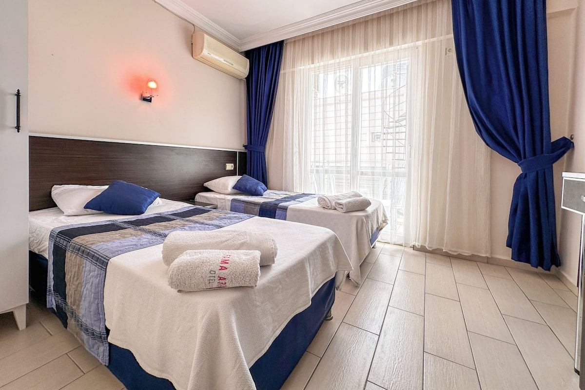 Basic Twin Room, Balcony | Desk, WiFi (free)