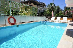 Kolam renang outdoor musiman