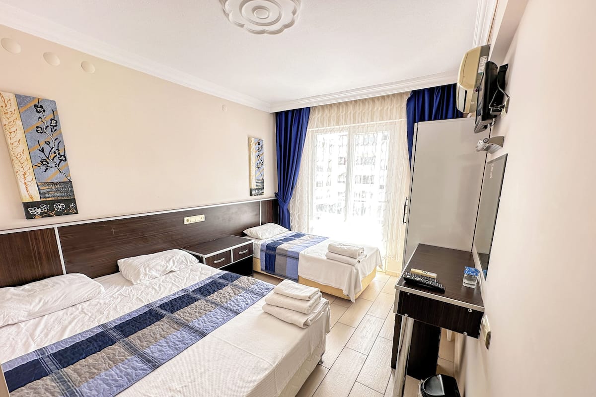 Eenvoudige Twin kamer, balkon | Een bureau, gratis wifi
