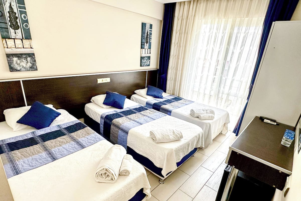 Basic Triple Room, Balcony | Desk, WiFi (free)