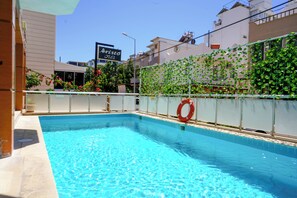 Una piscina al aire libre de temporada