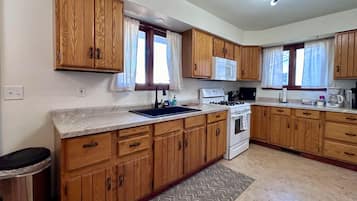 Fridge, oven, stovetop, dishwasher