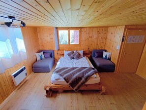 1 makuuhuone, tallelokero huoneessa, työpöytä, silitysrauta/-lauta