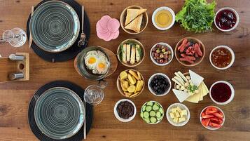 Free daily buffet breakfast