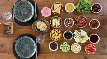 包含每日自助早餐