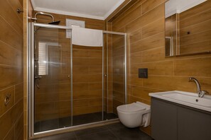 デラックス 4 人部屋 ベッド (複数台) | バスルーム | シャワー、ヘアドライヤー、タオル、石鹸