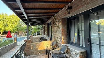 1 camera, postazione laptop, lenzuola