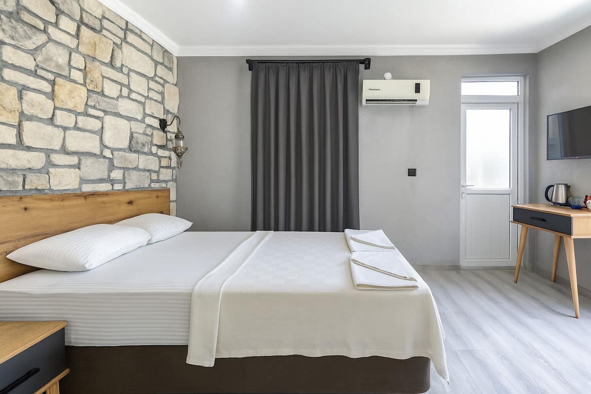 1 bedroom, laptop workspace