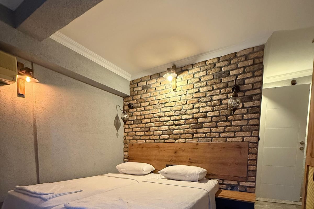 1 bedroom, laptop workspace