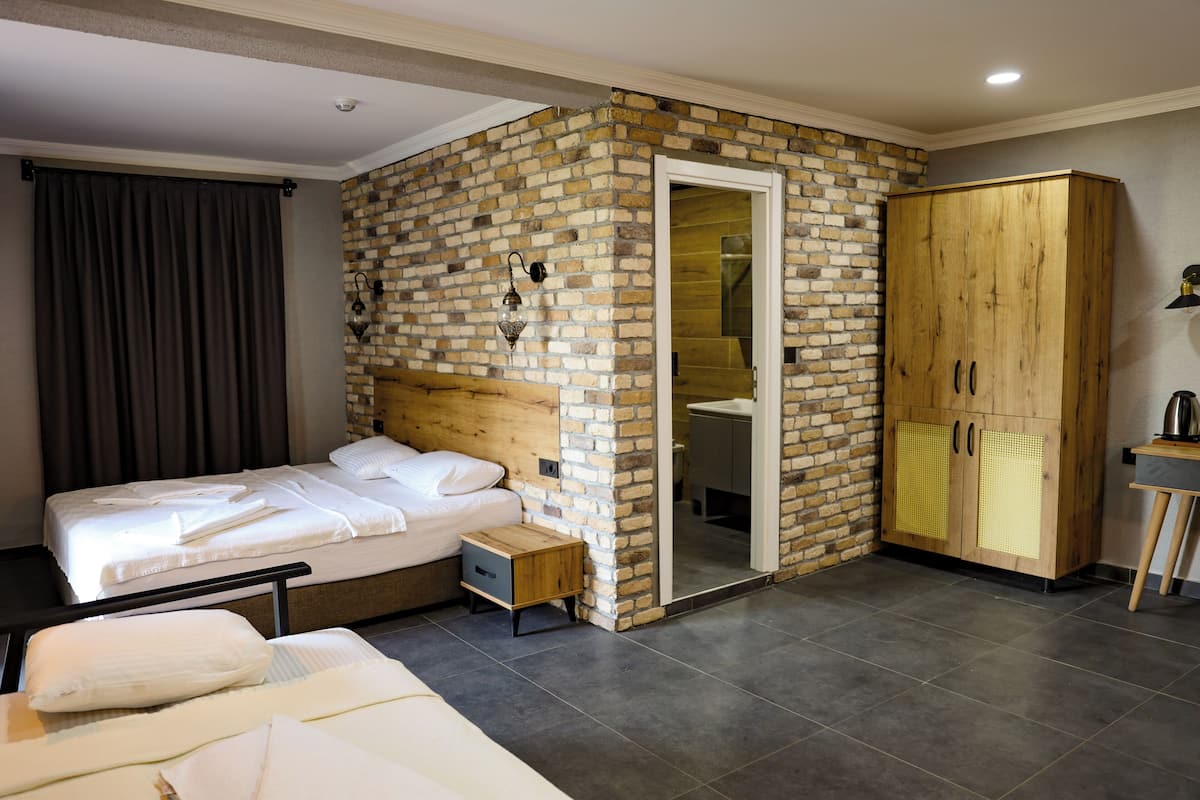 1 bedroom, laptop workspace