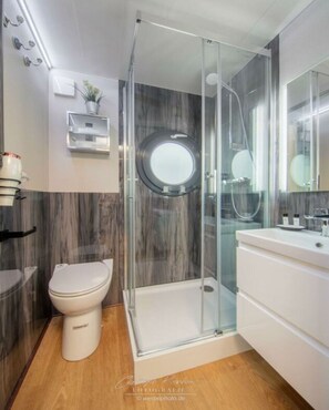 Mobile Home | Bathroom - Houseboat Seahorse Comfortable Vacation Home (Heiligenhafen)