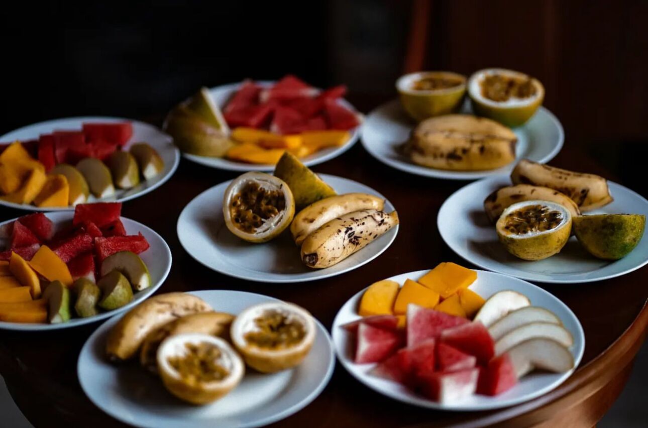 Una variedad de frutas y verduras dispuestas en platos.