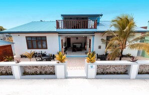 Vista frontal de la propiedad