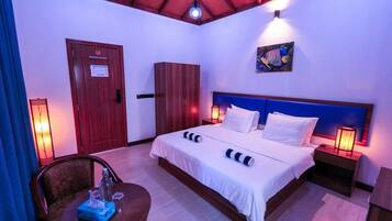 Habitación Confort doble, 1 cama de matrimonio grande | Cortinas opacas y accesible en silla de ruedas