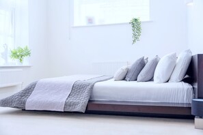 House | 4 bedrooms, iron/ironing board, free WiFi, bed sheets - Stunning 4-bed House in Camberley (Camberley)