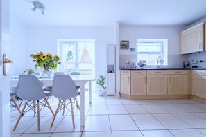 House | Private kitchen | Fridge, microwave, oven, stovetop - Stunning 4-bed House in Camberley (Camberley)