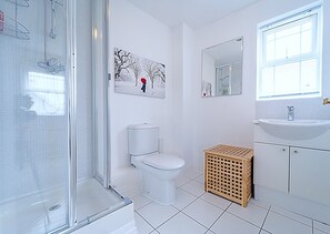 House | Bathroom | Shower, free toiletries, hair dryer, towels - Stunning 4-bed House in Camberley (Camberley)