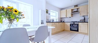 캠벌리의 멋진 4-베드룸 하우스