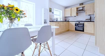 Stunning 4-bed House in Camberley