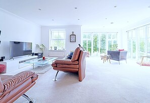 House | Living area | TV - Stunning 4-bed House in Camberley (Camberley)