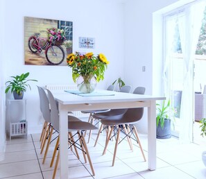 House | Dining - Stunning 4-bed House in Camberley (Camberley)