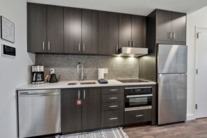 冷蔵庫、電子レンジ、オーブン、コンロ