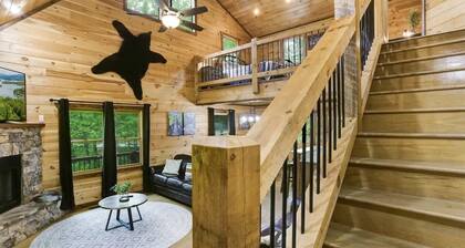 Luxury Cabin w/ Hot Tub & Fire Pit Near Blue Ridge