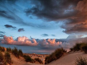 A beach with dunes and a lifeguard tower. - Lighthouse Modern Retreat (Borkum)