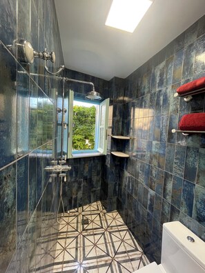 Shower, hair dryer, towels, soap - The Captains Residence. Poros. Presented by Lazy Daze (Poros)