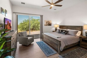 3 habitaciones, tabla de planchar con plancha y cuna de viaje 
