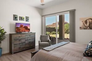 3 bedrooms, iron/ironing board, travel cot, free WiFi - New & Luxurious Retreat near Chapel of the Holy Cross, Red Rock Views! (Sedona)