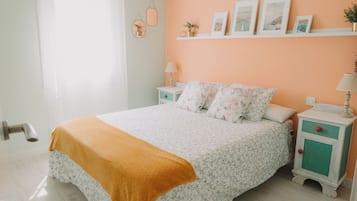 2 slaapkamers, een strijkplank/strijkijzer, reisbedje, gratis wifi