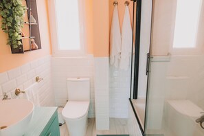 Haartrockner, Handtücher, Seife, Shampoo