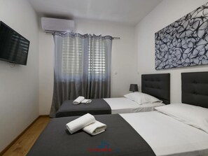 2 habitaciones, muebles diferentes y tabla de planchar con plancha 