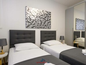 2 habitaciones, muebles diferentes y tabla de planchar con plancha 