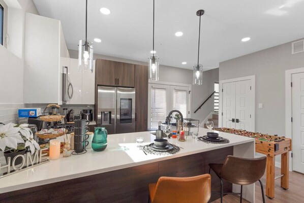 Fridge, microwave, oven, stovetop - A la mode 2BDTownhouse: 7St Walkable & UltraCool! (Fort Worth)