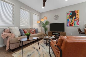 TV connectée, baby-foot, livres