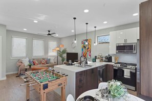 Fridge, microwave, oven, stovetop - A la mode 2BDTownhouse: 7St Walkable & UltraCool! (Fort Worth)
