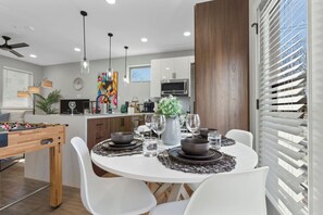 Dining - A la mode 2BDTownhouse: 7St Walkable & UltraCool! (Fort Worth)