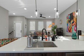 Interior - A la mode 2BDTownhouse: 7St Walkable & UltraCool! (Fort Worth)