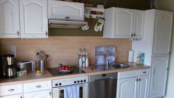 Apartemen | Dapur pribadi | Oven, ketel listrik, pemanggang roti, dan kursi makan untuk bayi